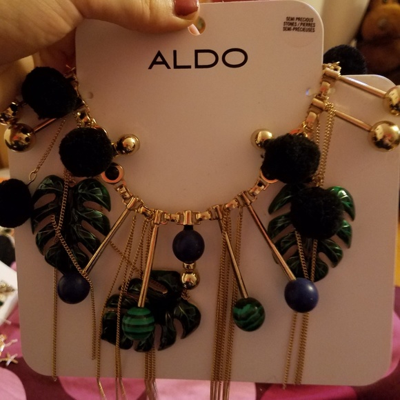 BNWT Gold toned Leafy Statement Necklace from Aldo - Picture 2 of 6